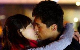 娱乐吃瓜情侣亲吻,娱乐圈情侣深情亲吻，甜蜜画面引网友热议  第3张