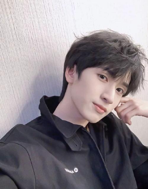 娱乐吃瓜君严浩翔贺峻霖,娱乐吃瓜界的双星闪耀  第2张