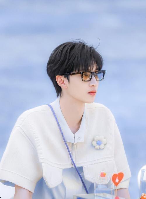 娱乐吃瓜君严浩翔贺峻霖,娱乐吃瓜界的双星闪耀  第3张