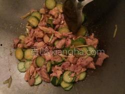 娱乐吃瓜酱辣椒炒肉视频,带你领略美食与娱乐的完美融合  第2张