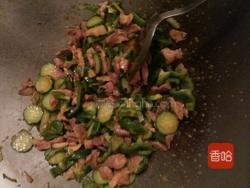 娱乐吃瓜酱辣椒炒肉视频,带你领略美食与娱乐的完美融合  第3张