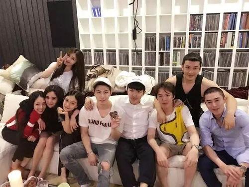 在娱乐圈的闺蜜吃瓜小说,揭秘明星背后的秘密瓜田  第2张